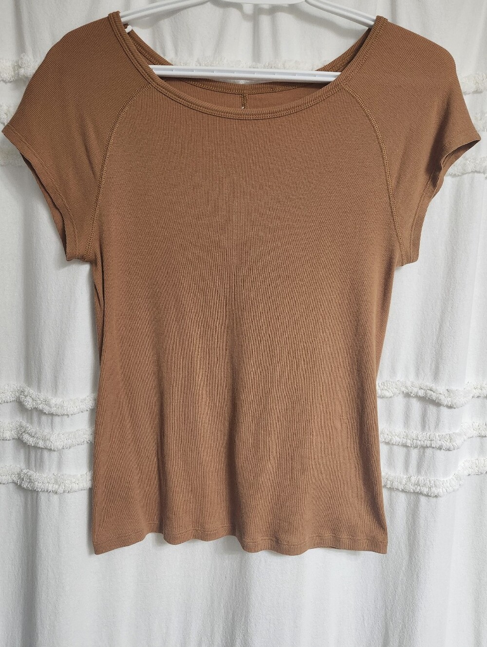 Everlane Ribbed Short Sleeve Tee in Warm Brown Or Tan Color.
